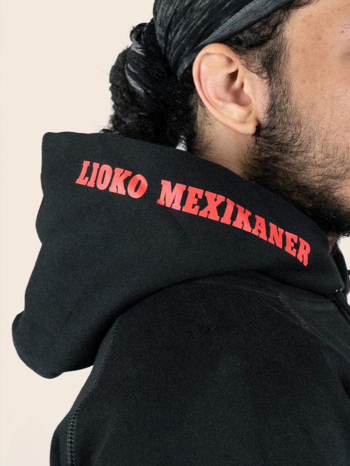Detail vom Lioko Mexikaner Logo auf dem schwarzen Hoodie