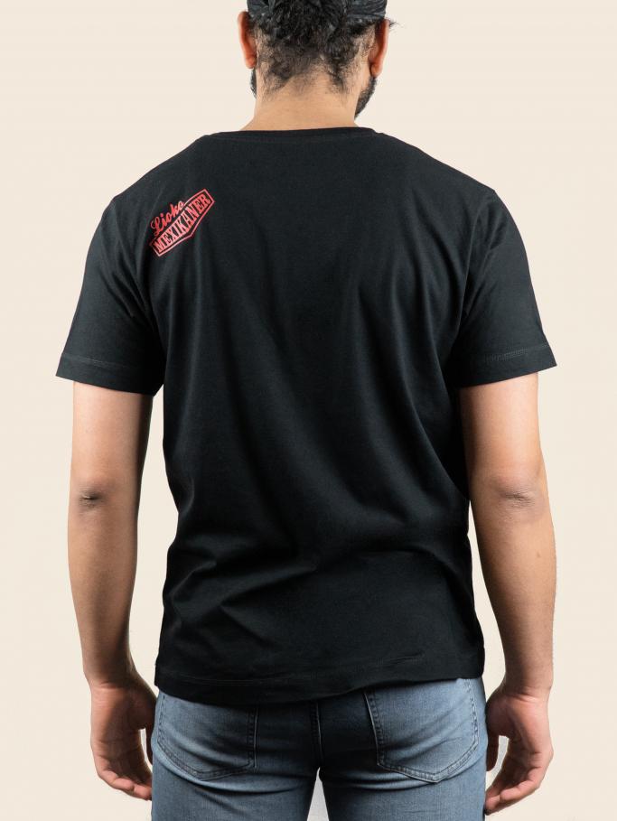 Ein schwarzes T-Shirt von hinten